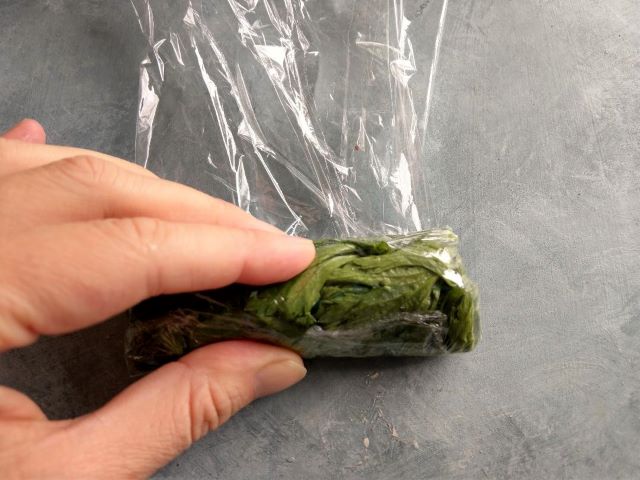 What to do with Celery Leaves - Preparing Celery Leaves for Freezing